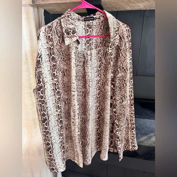 PRETTY LITTLE THING BUTTON DOWN - Picture 1 of 5